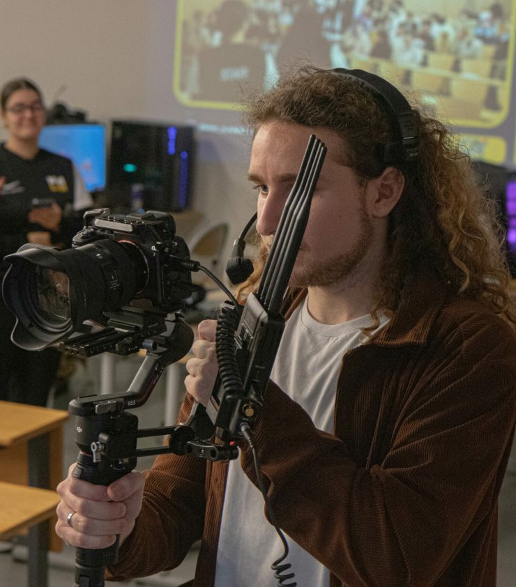 Portrait de Dorian Rastello, cadreur vidéo, monteur et régisseur chez Contrast