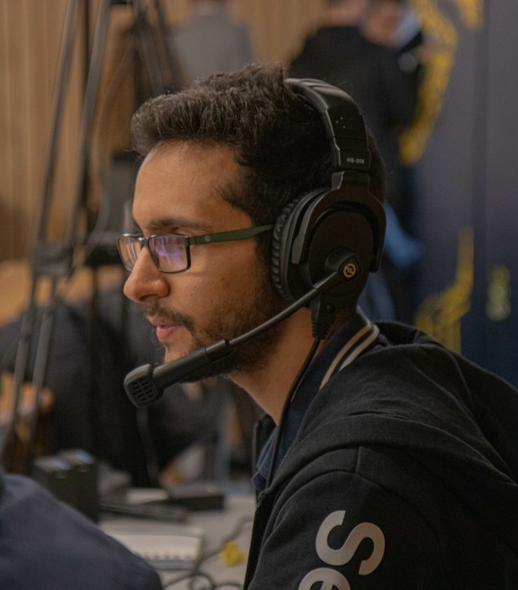Portrait de Samy Dahbi, cadreur vidéo et régisseur chez Contrast
